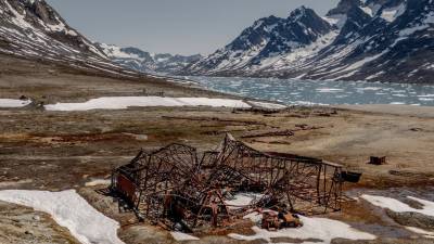 Restos de antiguas instalaciones militares en Groenlandia; durante la Segunda Guerra Mundial y la Guerra Fría, Estados Unidos llegó a operar más de una decena de bases en la isla.
