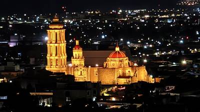 La luz dorada de las tardes otoñales resalta los detalles arquitectónicos en cantera de la Catedral de Santiago y las fachadas icónicas del centro.