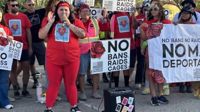 La ‘influencer’ mexicana Karla Toledo (i), en un evento en contra de los arrestos y deportaciones, en el Centro Comunitario en Tucson, Arizona.