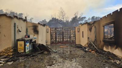 Daño causado por incendios forestales en el Centro de Naturaleza de Eaton Canyon el miércoles 8 de enero de 2025, en Pasadena, California. Arrasan los incendios con las escuelas en Los Ángeles.