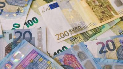El euro cae a mínimo en 20 años; muchas monedas sufren la presión