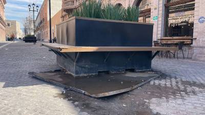 Los escalones rotos en la Plaza Nueva Tlaxcala y la bandeja metálica fuera de su lugar en Paseo Capital, ambos en el Centro Histórico de Saltillo, fueron observados durante el recorrido realizado este viernes.