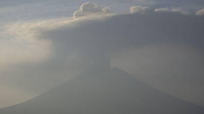 El Aeropuerto Internacional de la Ciudad de México informó que algunas aerolíneas han cancelado vuelos ante la reciente actividad del volcán Popocatépetl.