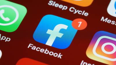 Usuarios de las redes sociales Facebook e Instagram y la app de mensajería WhatsApp reportaron fallas al no poder acceder a las plataformas.