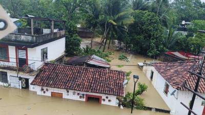 Casi 3 mil casas afectadas, una persona arrastrada por el río y no localizada, y una persona electrocutada es el saldo de las lluvias provocadas en el estado de Veracruz