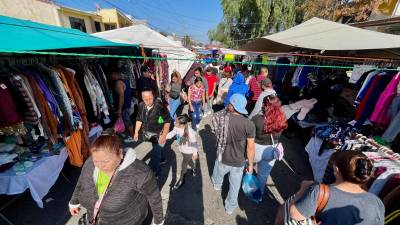 Con el tiempo encima, la gente de Saltillo busca afanosamente el mejor regalo.