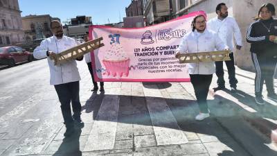 La entrega de cupcakes en puntos clave de Saltillo se convirtió en un gesto que emocionó a los ciudadanos, quienes recibieron el detalle con alegría.