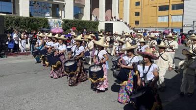 Grupos comunitarios y escolares representaron escenas históricas de la Revolución Mexicana con entusiasmo y creatividad.