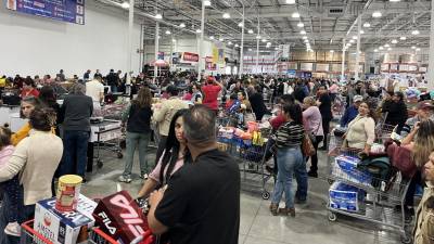 Los pasillos de Galerías Saltillo y Costco se han llenado de compradores, mientras los estacionamientos se encuentran desbordados, reflejo del aumento en la actividad comercial previo a las festividades.