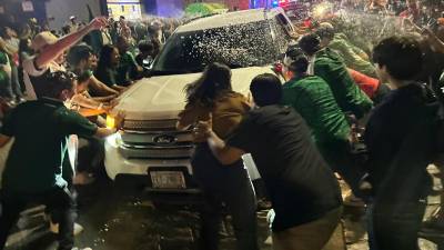Familias completas salieron al centro de Saltillo para compartir la emoción del triunfo mexicano.