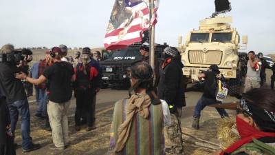 Protesta contra el oleoducto Dakota Access cerca de Cannon Ball, Dakota del Norte, el 27 de octubre de 2016. Inicia la selección del jurado para el juicio por la demanda de la empresa ET en contra de Greenpeace.