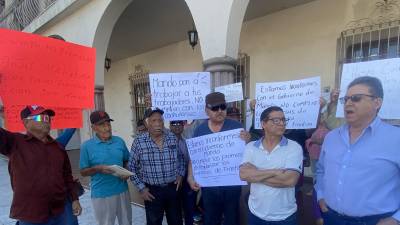 Vecinos de Villas del Desierto marchan con pancartas en demanda de escrituras prometidas por el Gobierno del Estado.