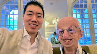 David Liu, a la izquierda, con Sammy Basso, de 27 años, actualmente uno de los pacientes vivos de progeria de mayor edad, en una conferencia en Suecia en 2023.