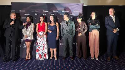 Fiesta. Gabo Ramos, Armando Castilla y parte del equipo creativo celebraron en la capital del país el estreno nacional de la cinta de factura saltillense.