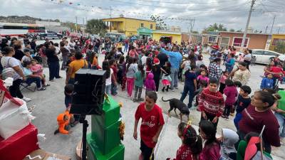 Niños de la colonia Guadalupe Murguía recibieron obsequios de los elementos de Policía Municipal durante un recorrido festivo.