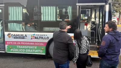 La comitiva también observó el funcionamiento de unidades del sistema de transporte en Saltillo.