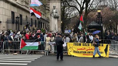 Personas participan en una protesta en apoyo a Palestina a las afueras de la Columbia University este miércoles, en Nueva York.