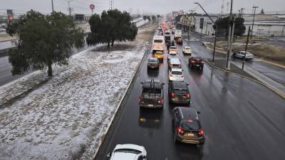 Vista del bulevar Fundadores con la capa de nieve a primeras horas del día.