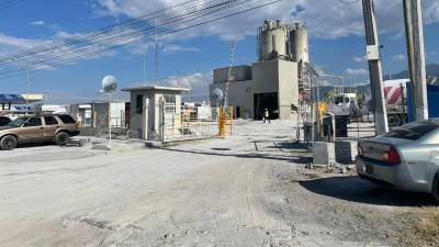 Esta planta cementera está causando contaminación con el polvo que se puede apreciar a simple vista.