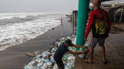 Las inundaciones por la marea alta y la crecida del río Cuale en Puerto Vallarta se presentaron en diversas colonias.