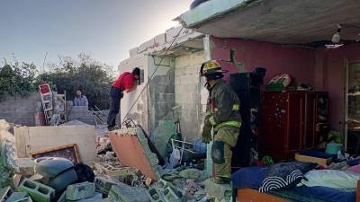 Miembros de la comunidad se unieron para apoyar a la familia afectada en Ramos Arizpe, mientras los servicios de emergencia evaluaban los riesgos.