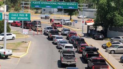 Los conductores esperan en fila para cruzar el puente hacia Eagle Pass, con tiempos de espera de hasta 55 minutos debido a las revisiones de seguridad.