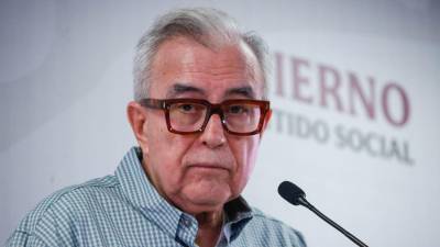 De acuerdo con Loret de Mola, Rubén Rocha ya no es visto por el gobierno de Sheinbaum como parte de la solución a la violencia en Sinaloa, sino como parte del problema, pero él se resiste a dejar el cargo.