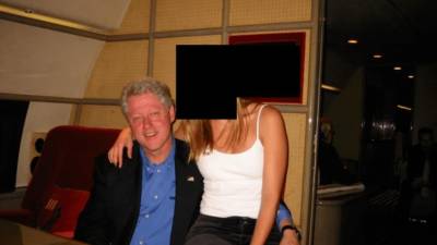 Esta foto sin fecha, publicada por el Departamento de Justicia que muestra al expresidente Bill Clinton con una mujer.