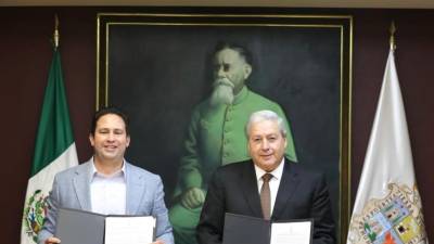 Javier Díaz González, alcalde entrante de Saltillo, y José María Fraustro Siller, alcalde saliente, quien le deseó la mejor de las suertes a su sucesor.