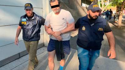 El contralmirante Fernando ‘N’, identificado como el líder de una red de huachicol fiscal conocida como ‘Los Primos’, quien contaba con una ficha roja de Interpol y es sobrino del exsecretario de Marina, José Rafael Ojeda Durán, fue detenido.