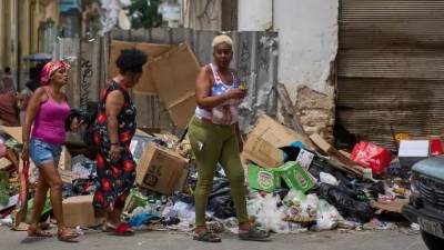 Los cubanos han estado sufriendo el peor colapso económico del país, lo que ha provocado frecuentes apagones y escasez de alimentos y medicamentos.