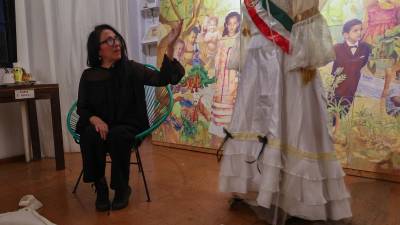 María Romero, artista sinaloense, lleva años realizando un recorrido que emula la leyenda local de “La novia de Culiacán”; el caminar ha servido para acompañar a distintas mujeres, entre ellas, a víctimas de la violencia.