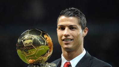 Cristiano Ronaldo conquistó su primer Balón de Oro en 2008, edición que ahora fue elegida por los aficionados como la mejor de todos los tiempos.