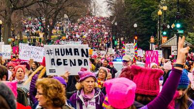 Otra marcha recorrió una de las arterias de la ciudad y los manifestantes incluso hicieron una actuación de baile espontáneo en protesta por el peso en el Gobierno de Trump del magnate Elon Musk. FOTO: