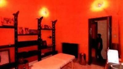 El sórdido escondite de 18 habitaciones del multimillonario financiero caído en desgracia, ubicado en la Avenida Foch, incluía una cámara de masajes que los fiscales de París creen que se utilizó para llevar a cabo atroces violaciones y agresiones sexuales.