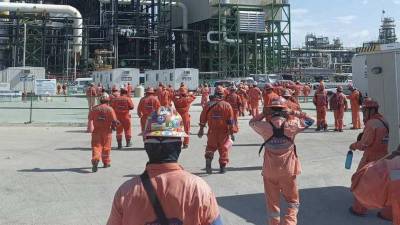 Obreros son evacuados por presunta fuga de gas tóxico en la Refinería Olmeca de Dos Bocas, ubicada en Tabasco.