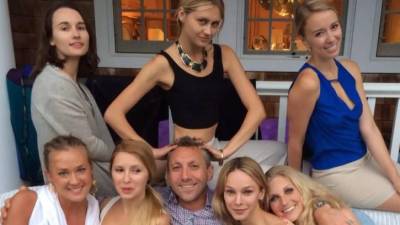 Una periodista rusa afirmó que vio por última vez a Rapoport en compañía de mujeres jóvenes en un bar de Londres en mayo