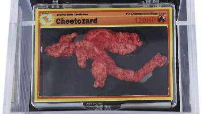 Esta foto sin fecha facilitada por Goldin Auctions muestra un Cheeto con forma del Pokémon Charizard que se ha subastado por 87 mil 840 dólares