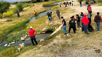 Intensa actividad de limpieza realizaron jóvenes estudiantes en el arroyo El Buey.