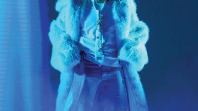 Premio. Su álbum ‘DeBÍ TiRAR MáS FOToS’ , el cual resultó el álbum más escuchado en todo el planeta, ha tenido mucho que ver en que haya recuperado la corona