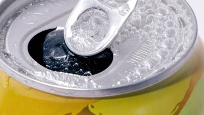 ¿El agua mineral daña los dientes?