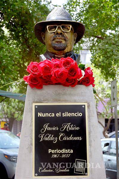 $!Familiares develan busto del periodista Javier Valdez, asesinado en 2017