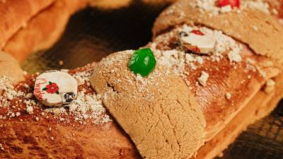 La rosca de mazapán con queso Filadelfia de Delibaguette ofrece una textura suave y un sabor único que combina lo mejor de lo tradicional y lo innovador.