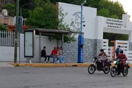 Dos jóvenes fueron captados realizando maniobras en motocicleta frente al CBTis 97; en las imágenes no se aprecia que porten casco.