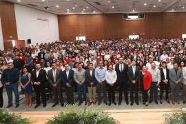 Gracias a sus calificaciones sobresalientes y satisfactorias, 726 alumnos de la UAdeC fueron galardonados en ceremonia encabezada por el rector Octavio Pimentel.