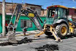 La intervención incluyó demolición de pavimento, excavación y retiro de tubería deteriorada.