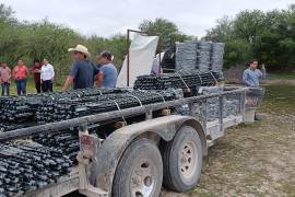La Secretaría de Desarrollo Rural, realizó la entrega de material para el campo y básculas a productores del Ejido El Centinela para fortalecer la actividad ganadera.