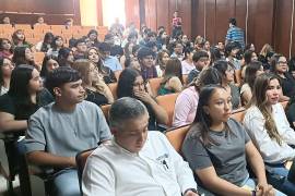 Con el propósito de premiar el esfuerzo diario y la permanencia en las aulas, se entregaron becas económicas a estudiantes de reingreso.