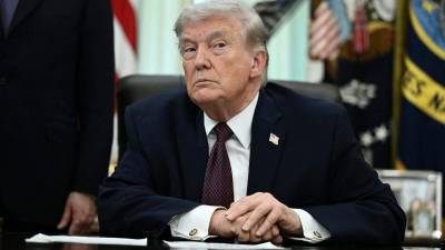 A medida que los precios de la energía se disparan, Trump se muestra desesperado por lograr que los países envíen sus barcos al estrecho.