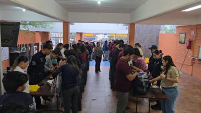 Autoridades implementaron revisión de mochilas en el CBTIS 34 tras la detección de una amenaza de tiroteo en los baños del plantel.